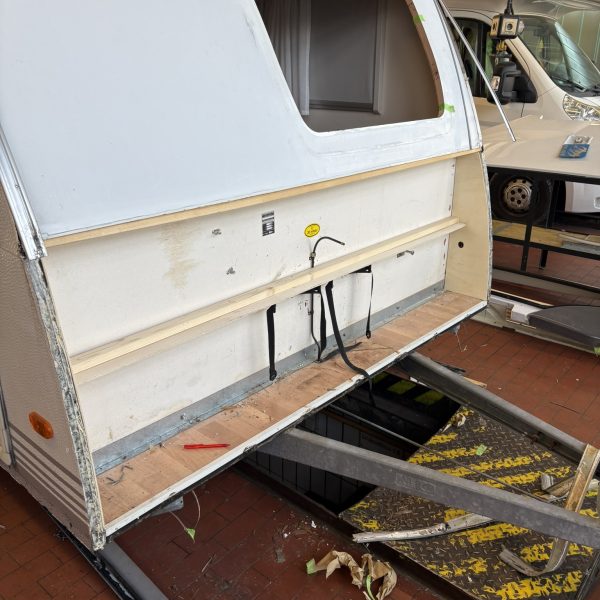 Fachgerechte Wasserschaden-Reparatur und Erneuerung der Holzkonstruktion am Gaskasten eines Wohnwagens bei Campers Checkpoint