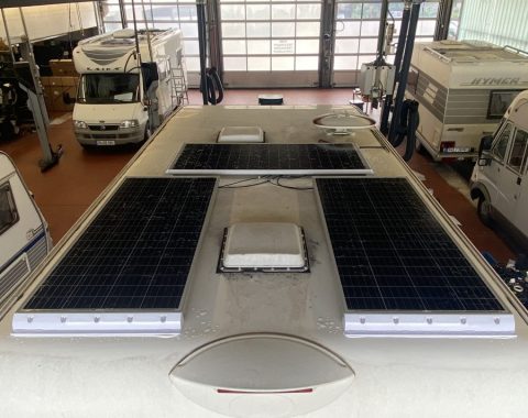 Nachgerüstete Solaranlage auf einem Wohnmobil, fachgerecht montiert von Campers Checkpoint.