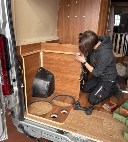Fachgerechte Möbelreparatur im Wohnmobil-Innenraum bei Campers' Checkpoint in Gerolzhofen