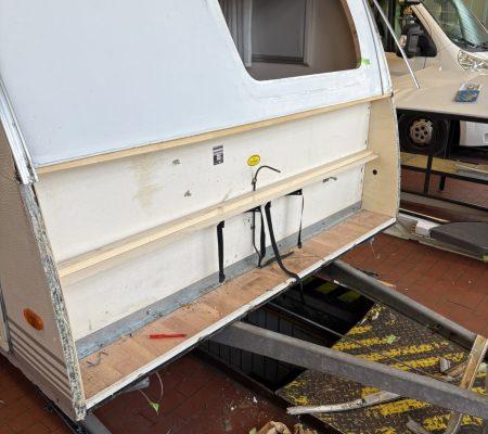 Fachgerechte Wasserschaden-Reparatur und Erneuerung der Holzkonstruktion am Gaskasten eines Wohnwagens bei Campers Checkpoint