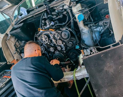 KFZ-Meister beim Zahnriemenwechsel an einem VW Crafter Transporter in der Werkstatt von Campers Checkpoint in Gerolzhofen